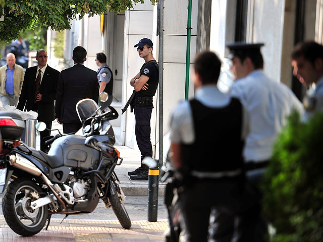 Министерство юстиции Греции предложило ввести пожизненное тюремное заключение для преступников, использующих автоматы Калашникова или другое тяжелое вооружение для грабежа или других преступлений