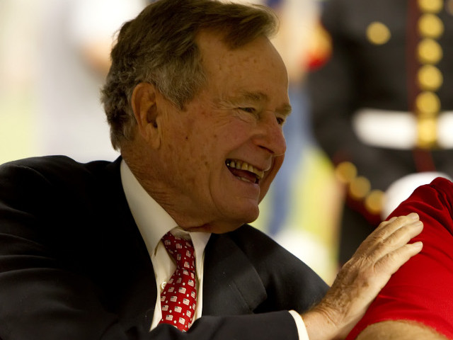 Состояние здоровья экс-президента США Джорджа Буша-старшего, который уже шесть недель находится в больнице, улучшается