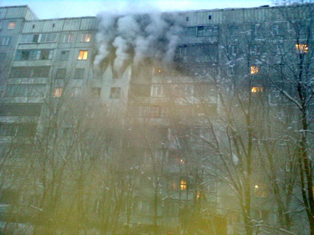 В Новокузнецке Кемеровской области два человека погибли и еще восемь пострадали в результате взрыва и возгорания в жилом девятиэтажном доме