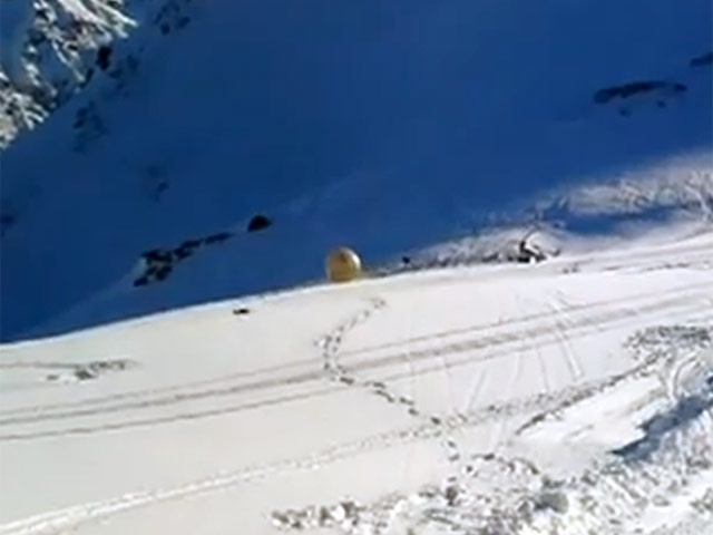Катание в огромном шаре зорбе на склонах Кавказа в Домбае закончилось трагедией для двух россиян, которые променяли лыжи на опасную забаву