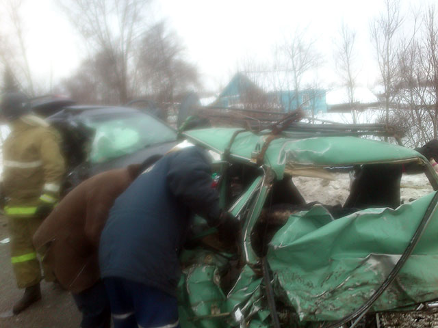 В Новгородской области накануне утром столкнулись два легковых автомобиля, в результате чего погибли четыре человека