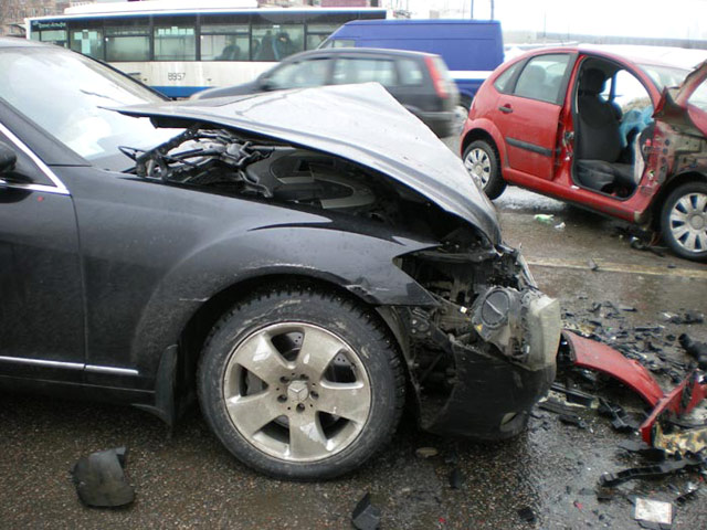 Лобовое столкновение Citroen С4 и Mercedes S500 произошло 25 февраля 2010 года на Ленинском проспекте в районе площади Гагарина