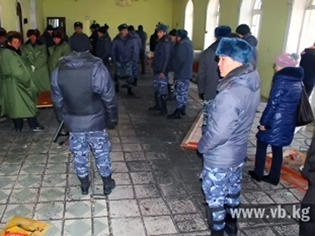 Полиция Киргизии проводит расследование по факту массовой драки в селе Куршаб Узгенского района