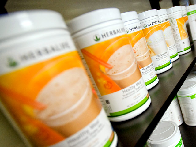 Американская комиссия по ценным бумагам и биржам (SEC) начала расследование в отношении компании прямых продаж Herbalife Ltd., выпускающей пищевые добавки и заменители питания для снижения веса