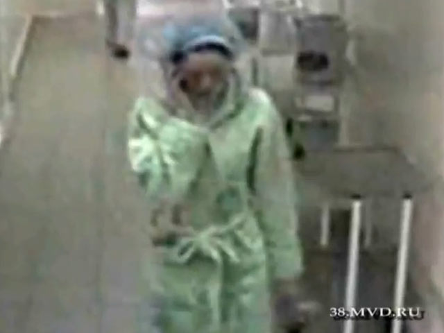 Предполагаемая похитительница, облачившись в медицинский халат, в среду около 14 часов вошла в палату Ивано-Матренинской детской клинической больницы, где младенец находился без матери