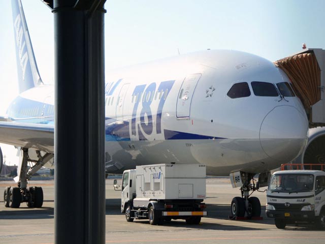 Во время выполнения внутреннего рейса пассажирского Boeing 787 Dreamliner авиакомпании ANA на одном из стекол кабины пилотов образовалась трещина