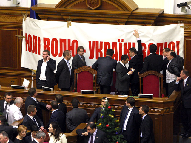 Верховная Рада не поддержала декриминализацию статьи Уголовного кодекса, по которой осуждена экс-премьер Юлия Тимошенко. В ответ представители оппозиционных фракций покинули зал заседаний