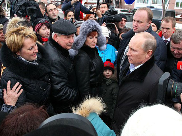 Президент России Владимир Путин, которому последние полтора месяца нелетная погода срывала планы посетить Крымск, пострадавший от сильного наводнения в июле прошлого года, наконец добрался до места назначения
