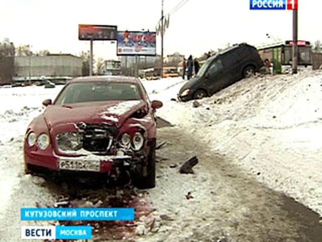 На Кутузовском проспекте в Москве произошла крупная авария с участием шести машин