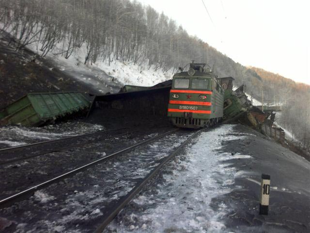 Специалисты Восточно-Сибирской дороги организовали схему доставки пассажиров с поездов, остановленных из-за схода вагонов с углем, поменяв местами пассажиров встречных поездов, говорится в сообщении компании