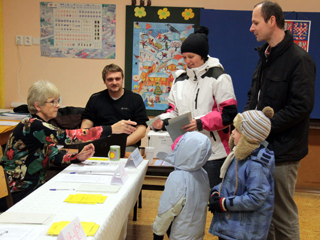 Первый тур президентских выборов в Чехии, которые впервые проходили в виде прямого волеизъявления граждан, завершился в 14:00 по местному времени (17:00 по Москве) при высокой явке избирателей