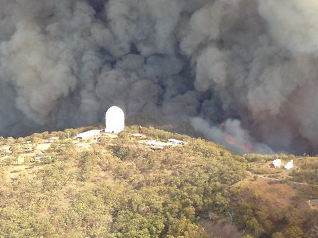 В австралийском штате Новый Южный Уэльс бушующий лесной пожар нанес ущерб крупнейшей обсерватории страны Сайдинг-спринг. Но ее главный телескоп удалось уберечь от огня