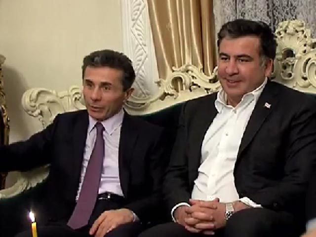 Как передает Civil.ge, первоначально пресс-служба премьера Иванишвили опубликовала видеоматериал с приема. На них видно, как Саакашвили и Иванишвили сидят рядом на одном диване и даже иногда обмениваются вполне дружелюбными репликами