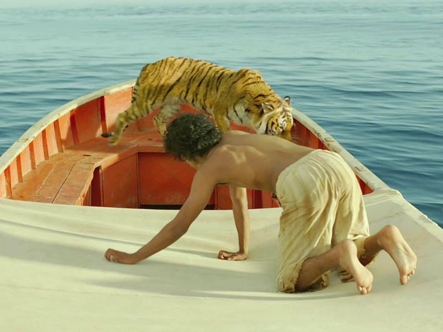 Российский прокат захватила история индийского юноши, оказавшегося посреди океана в лодке с тигром