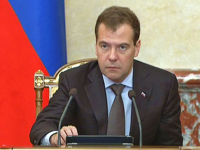 Медведев велел критикам заняться своими делами