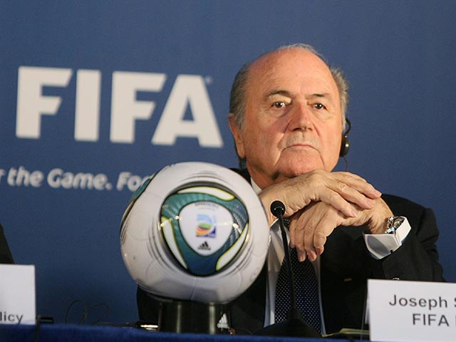 Глава ФИФА предложил снимать с команд очки за расизм