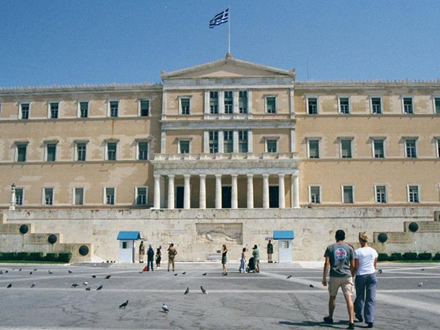 Власти Греции борются с десятками тысяч "пенсионеров-призраков"