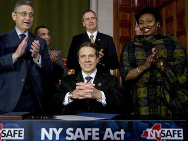 Губернатор американского штата Нью-Йорк подписал один из самых жестких в стране законов о контроле за оборотом огнестрельного оружия
