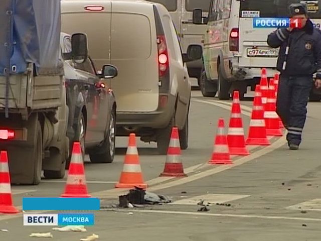 На юго-востоке Москвы водитель легкового автомобиля врезался в автобусную остановку