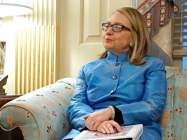 Временная нетрудоспособность главы Госдепартамента США позади, Хилари Клинтон быстро восстанавливается после болезни, сообщил обеспокоенной общественности ее супруг