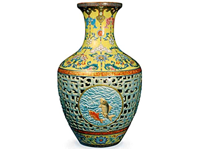 Китайская ваза XVIII века, за которую на аукционе в Лондоне в 2010 году было предложено 83,2 миллиона долларов, продана два года спустя менее чем за половину той стоимости, так как первый покупатель так и не смог оплатить выигранный лот