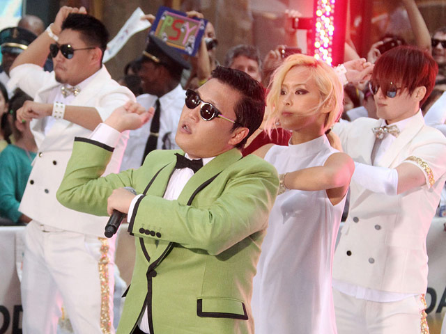 Клип южнокорейского рэпера Пак Чэ Сана, более известного как PSY на песню Gangnam style, поставивший миллиардный рекорд по просмотрам на YouTube, стал "песней года" в Южной Корее
