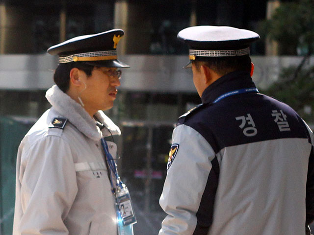 В южнокорейском городе Тэджон полиция задержала в четверг 50-летнего мужчину, который учинил резню в послеродовом отделении местной больницы. В результате несколько сотрудников клиники получили колото-резаные ранения