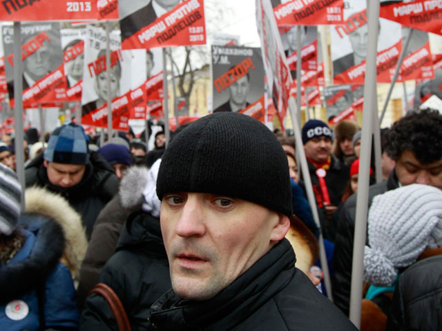 Защитники прав потребителей пожаловались на Удальцова в Генпрокуратуру: не понравилось, что он сжег портрет Путина