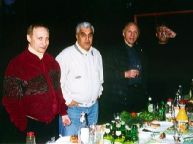 В Сети нашли фотографию, сделанную явно еще в начале 90-х. С чьей-то подачи решили, что седовласый мужчина по левую руку от Путина, одетого в странную красную куртку, и есть Дед Хасан