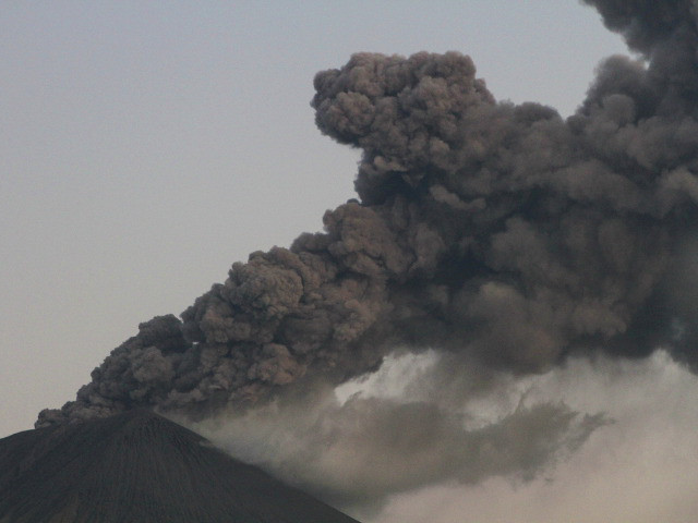Вулкану Кизимен, извергающемуся на Камчатке, присвоен один из самых угрожающих: оранжевый код опасности для авиации