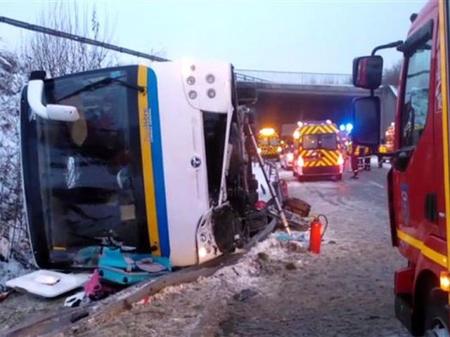 Автобус, перевозивший туристов из России, перевернулся во Франции, пострадали не менее 20 человек