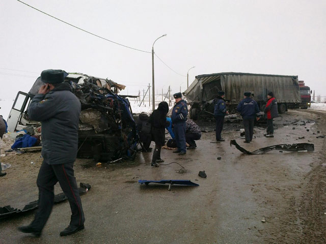 Один человек погиб и 10 пострадали в результате столкновения автобуса с паломниками с грузовиком в Елховском районе Самарской области. ДТП произошло на 115-м км автодороги "Самара - Ульяновск" около 09:00 утра