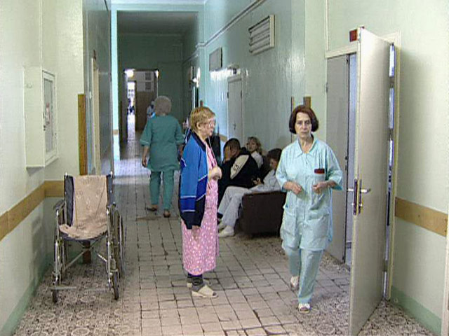 Для большинства россиян бесплатное лечение - это многочасовые очереди, равнодушие врачей и навязывание платных услуг. При этом, согласно различным общественным опросам, каждый житель России тратит на услуги платной медицины уже около 9 тысяч рублей в год