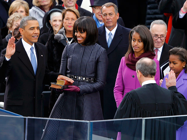 В 11.55 по местному времени (20.55 мск)Барак Обама, стоя перед членом Верховного суда Джоном Робертсом, произнес присягу, текст которой включен в статью II, часть 1, Конституции США