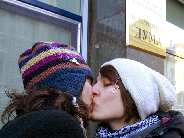 Лесбиянки, поцелуй - Анимация гиф картинка смайлик скачать