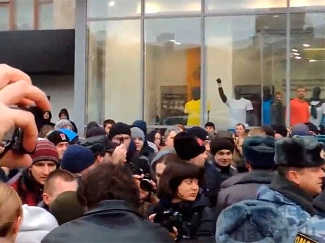 Международная компания Adidas принесла извинения в связи с манекенами в своем магазине в Воронеже, у которых один из сотрудников магазина поднял руку в нацистском приветствии в то время, как рядом с витриной националисты избивали гей-активистов