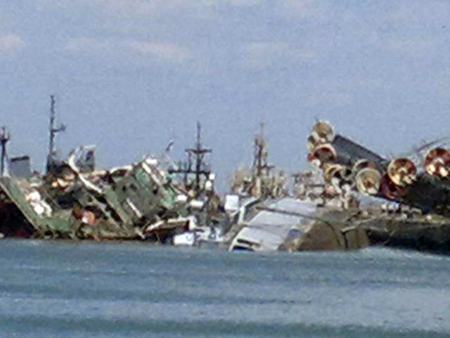 Корабль ВМС Аргентины, использовавшийся для высадки первых аргентинских военных на Фолклендских островах в 1982 году, идет ко дну