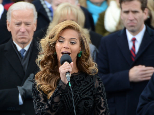 Бейонсе обвинили, что она пела на инаугурации Обамы под фонограмму, чего она и не скрывала