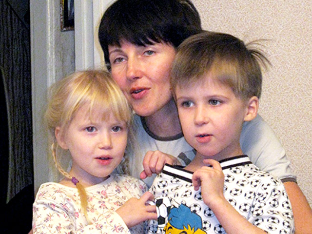 МИД отмечает, что посольство России в Финляндии поддерживает контакт со Светланой Карелиной и постоянно проживающим в Финляндии с 2011 года отцом детей, российским гражданином Сергеем Тимоненом