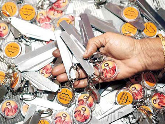 Представители индийской крайне правой партии "Шив Сена" начали раздавать ножи женщинам в городе Мумбаи в штате Махараштра на западе страны для того, чтобы "помочь им защитить себя" в случае нападений или сексуальных домогательств на улице
