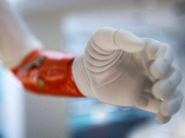 Британец Кристофер Тейлор стал первым жителем Соединенного Королевства, которому посчастливилось опробовать уникальную "бионическую руку", совершившую революцию в сфере протезирования