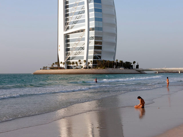 В Дубае иностранцы, целовавшиеся на пляже под предлогом искусственного дыхания, получили год тюрьмы