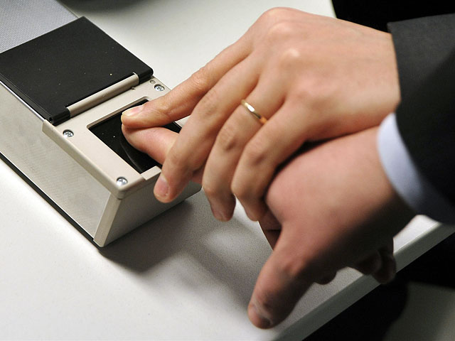 Власти Германии решили снимать отпечатки пальцев у россиян, желающих получить национальную визу ФРГ