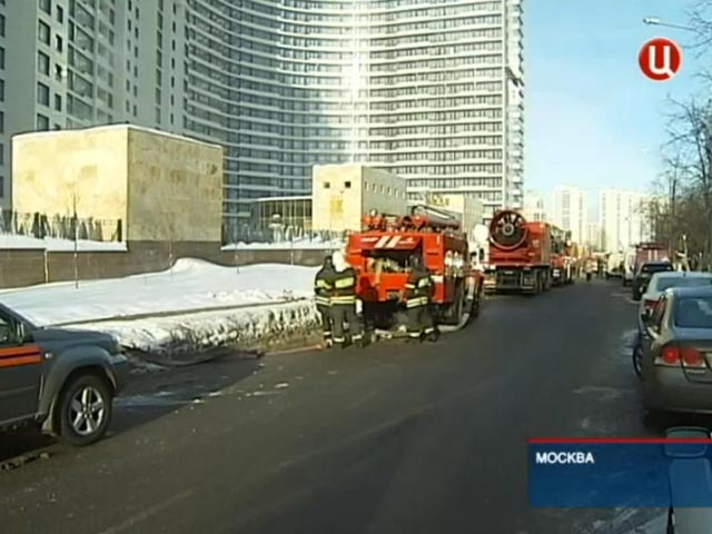 В новостройке на юго-западе Москвы произошел крупный пожар на цокольном этаже. В результате пожара погибли девять человек, пострадали шестеро