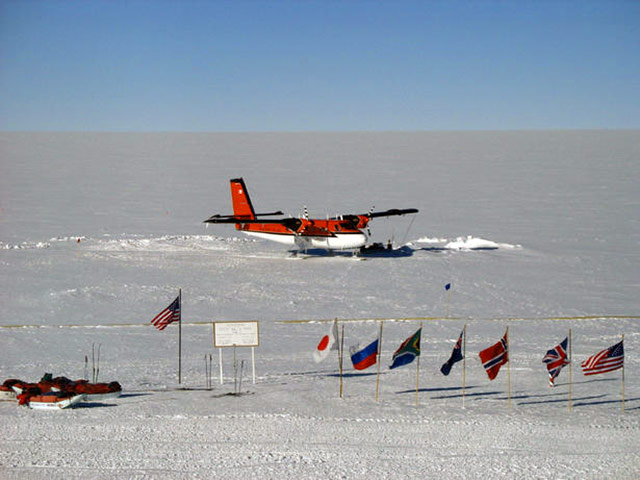 В Антарктиде на месте крушения канадского самолета Twin Otter начинается операция по поиску трех его пилотов, граждан Канады