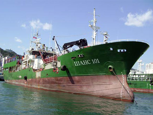 В районе кораблекрушения рыболовецкого судна "Шанс-101" обнаружены два спасательных плота. На них 15 живых членов экипажа, в том числе капитан, и шесть погибших