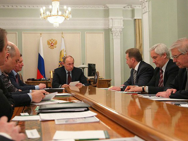 На прошедшем 25 января совещании по развитию фондового рынка президент Владимир Путин заявил, что приватизационные сделки в форме IPO должны проходить так, чтобы выпущенные бумаги обращались на российских площадках
