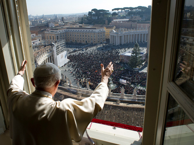 По воскресеньям Папа римский обращается к тысячам паломников, собирающихся на главной площади Ватикана с богородичной молитвой Angelus Domini (Ангел Господень) и проповедью
