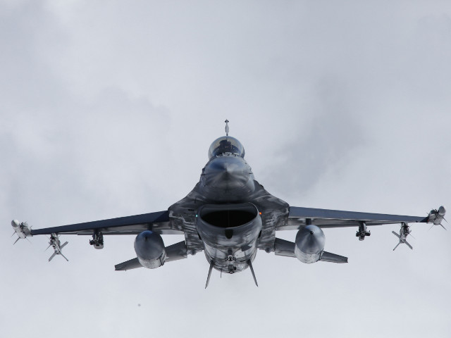 Американский истребитель F-16 пропал во время тренировочного полета над Адриатическим морем недалеко от берегов Италии