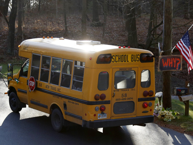 В американском штате Алабама, недалеко от городка Мидлэнд-Сити, неизвестный преступник расстрелял водителя школьного автобуса и захватил в заложники ребенка